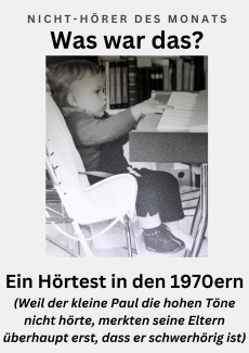 Foto aus den 70er Jahren: Kleinkind sitzt am Keyboard und drückt auf die Tasten.