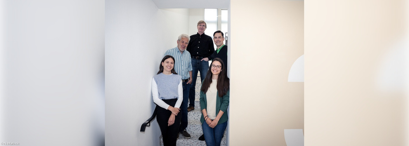 Teamfoto der Mitarbeitenden der Schwerhörigenseelsorge: Julia Herold (vorne links), Isabellé Klemm (vorne rechts), Peter Ihl (hinten links), Thomas Kluck (hinten mitte), Paul Streidl (hinten rechts)