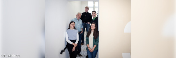 Teamfoto der Mitarbeitenden der Schwerhörigenseelsorge: Julia Herold (vorne links), Isabellé Klemm (vorne rechts), Peter Ihl (hinten links), Thomas Kluck (hinten mitte), Paul Streidl (hinten rechts)