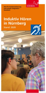 Flyer Titelfoto: Initiative Induktiv Hören in Nürnberg. Auf dem Foto sind zwei Personen in einem Veranstaltungssaal/Konferenzsaal abgebildet. Person links: Hörgeräteträgerin, Person rechts: Cochlea-Implantat-Träger