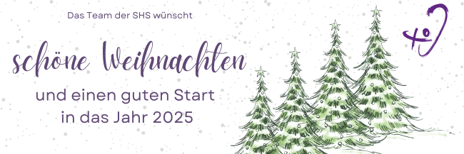 Das Bild zeigt eine weihnachtliche Grußkarte, die mit einer zarten Schicht von Schneeflocken bedeckt ist, wodurch eine winterliche Atmosphäre  entsteht. Links steht der Text: "Das Team der SHS wünscht schöne Weihnachten und einen guten Start in das Jahr 2025". Rechts im Bild sind vier illustrierte Tannenbäume in unterschiedlicher Größe abgebildet. Oben rechts ist außerdem das Ohr-Logo der Schwerhörigenseelsorge der Evangelisch-Lutherischen Kirchen in Bayern abgebildet. 